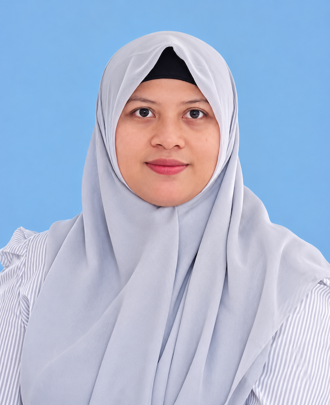 Ibu Siti Nurhaliza, kepala sekolah